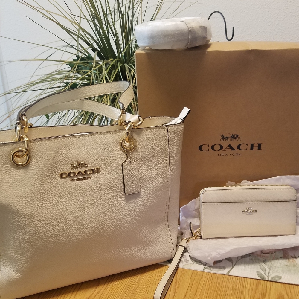 AUTHENTIC COACH PURSE AND MATCHING WALLET